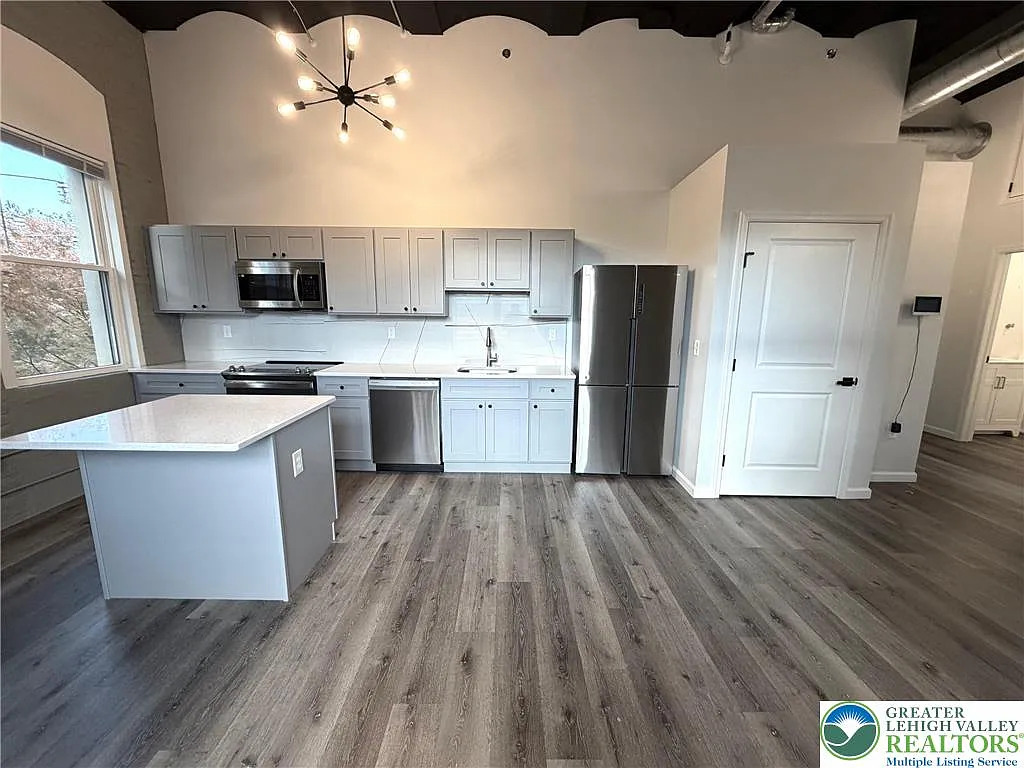 1 bed, 1.0 bath, 600 sqft, $1,900 — Photo 2