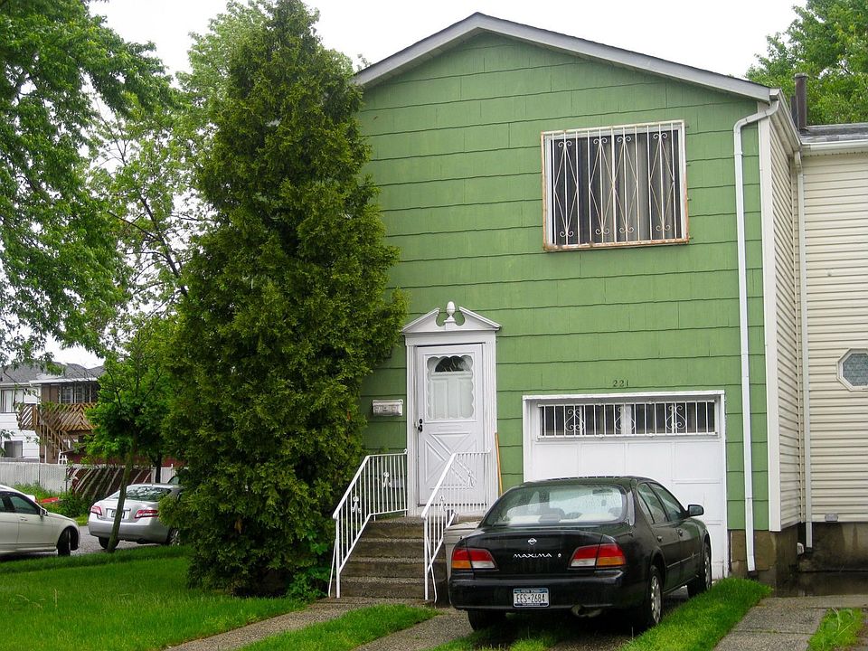 1st image of 221 Regis Dr