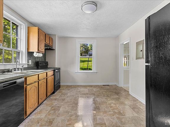 3rd image of 33 Garland St