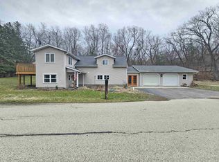 W9429 Parkway Dr, Poynette, WI 53955