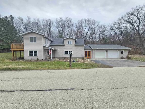 W9429 Parkway Dr, Poynette, WI 53955