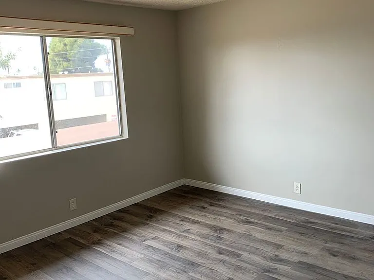 Spacious 1 Bedroom 1 Bath Upstairs Apartment — Photo 15