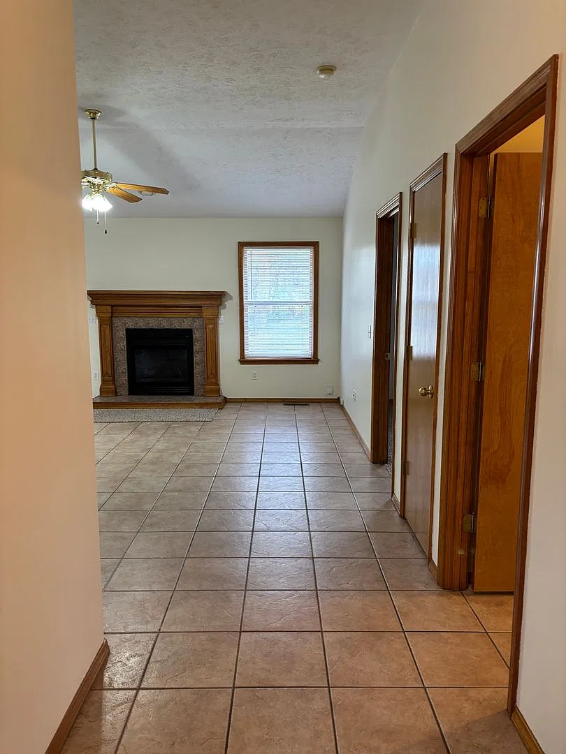 All brick, 3 bedroom, 2 bathrom, 2 car garage ranch home in the Kickapoo school boundaries — Photo 3