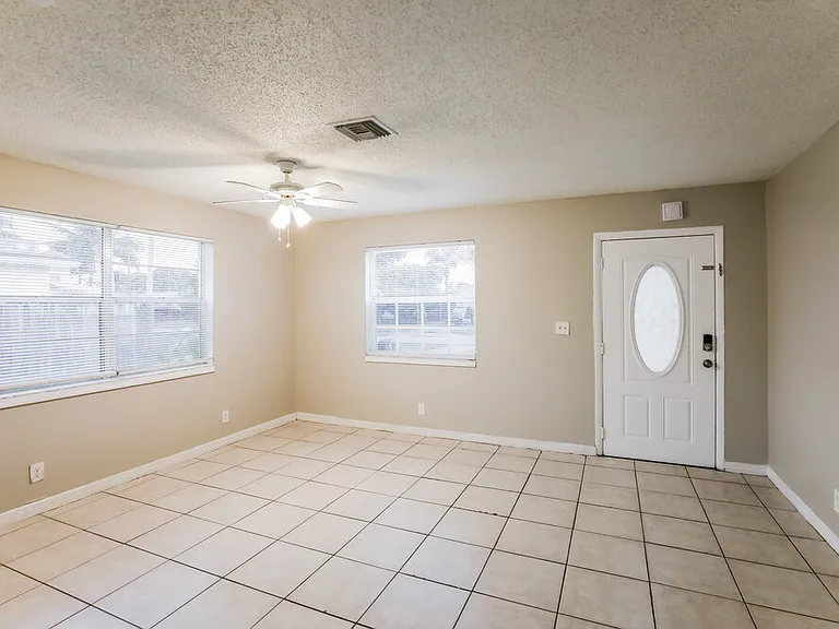 425 SW 74th Ave — Photo 3