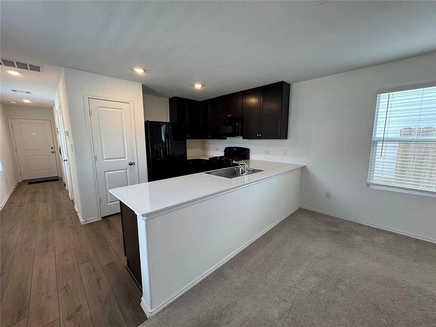 Almost New Home for Lease in Lockhart! Ready for Move in! — Photo 3