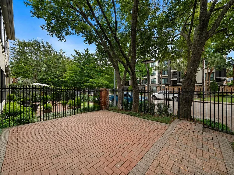 5136 Chevy Chase Dr — Photo 4