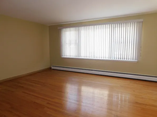 6762 N Sauganash Ave #2S, Chicago, IL 60646