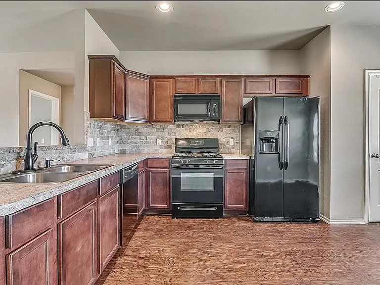 2725 Demotte Dr — Photo 2