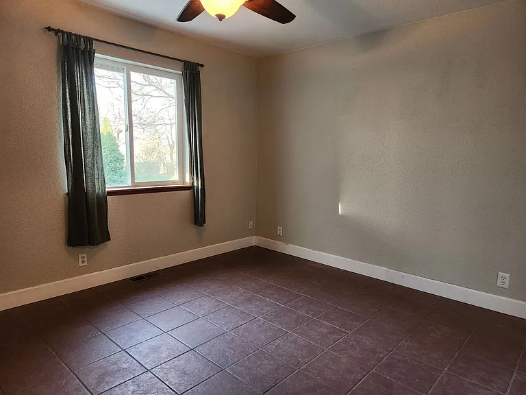 313 E Main St — Photo 9