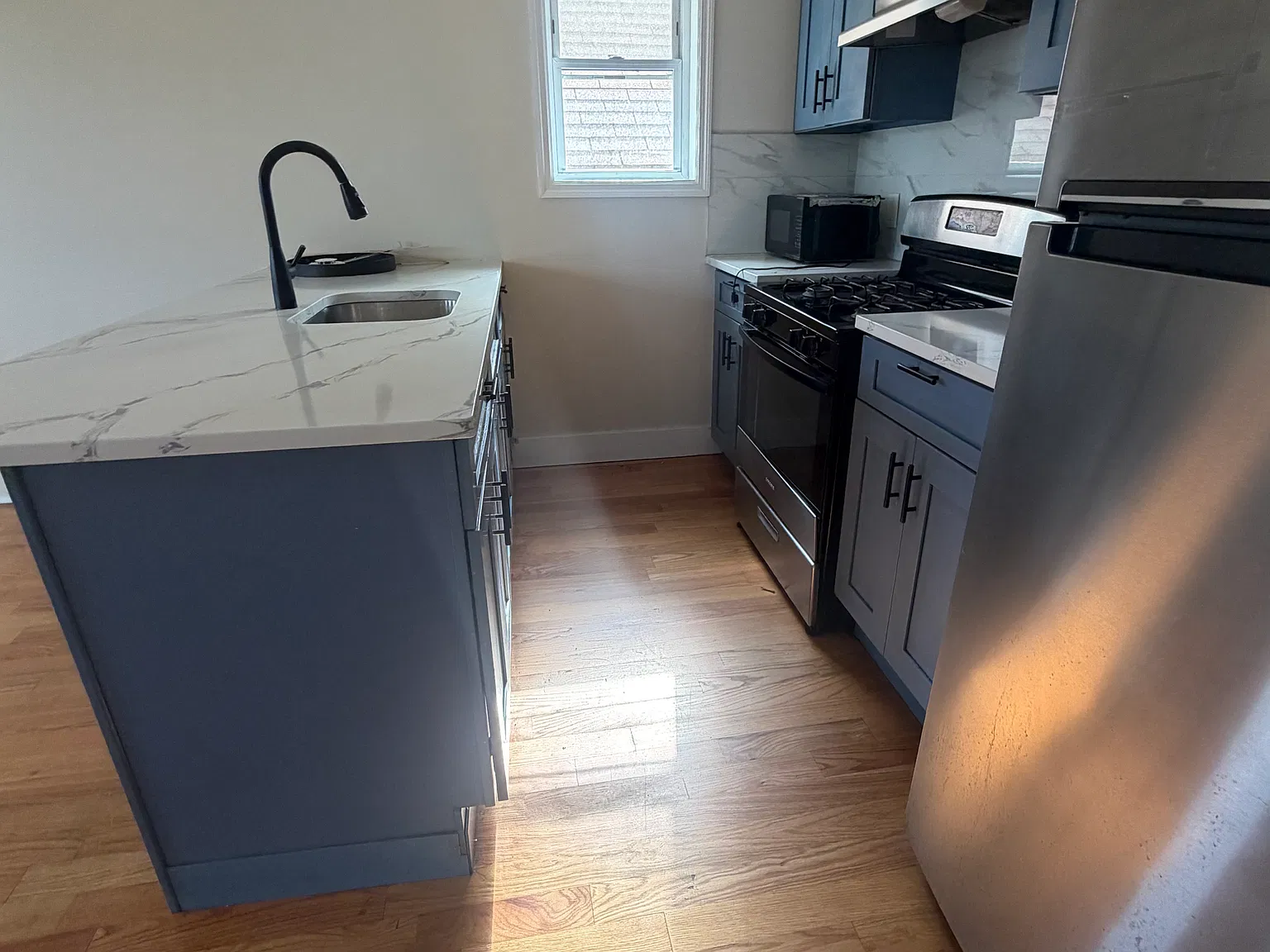 4 bed, 1100 sqft, $4,200 — Photo 2