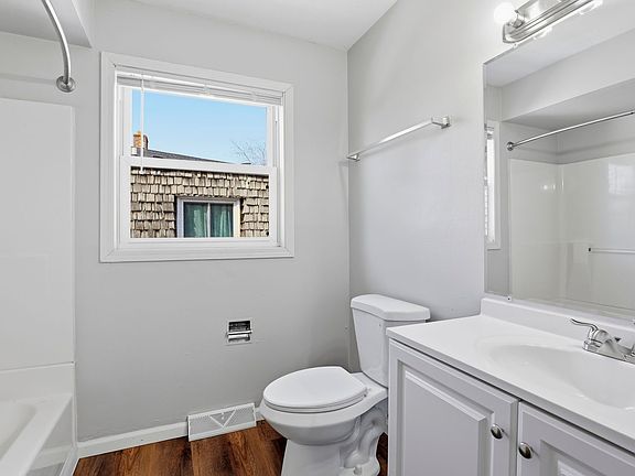 5th image of 836 Greenwood Ct