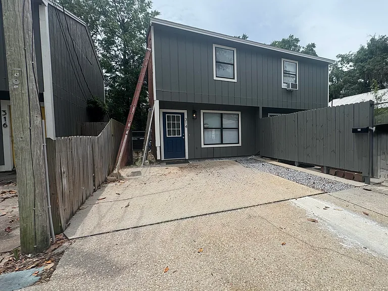 314 E 1st Ct — Photo 1