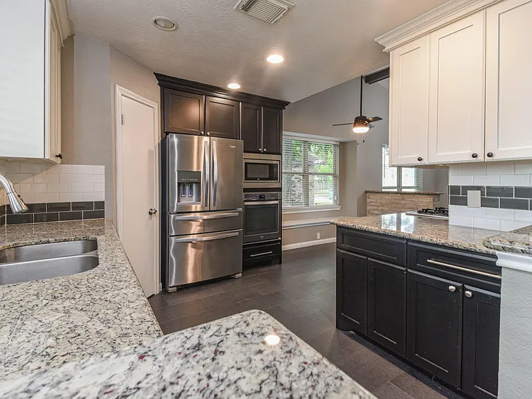 8806 Lakeside Forest Dr — Photo 7