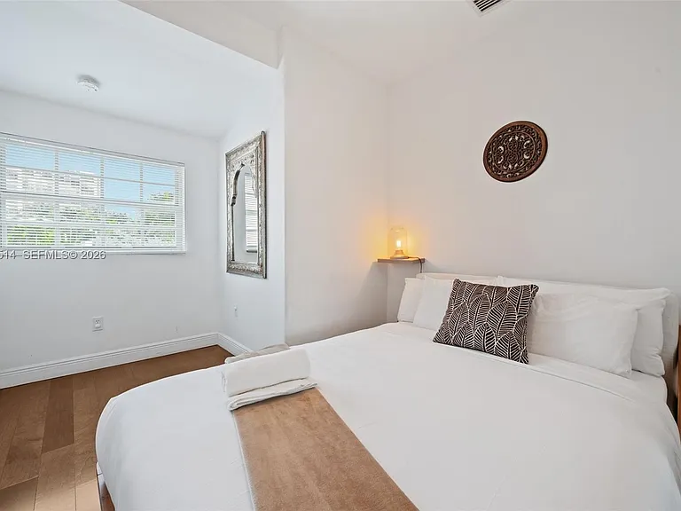 2501 Pine Tree Dr — Photo 23