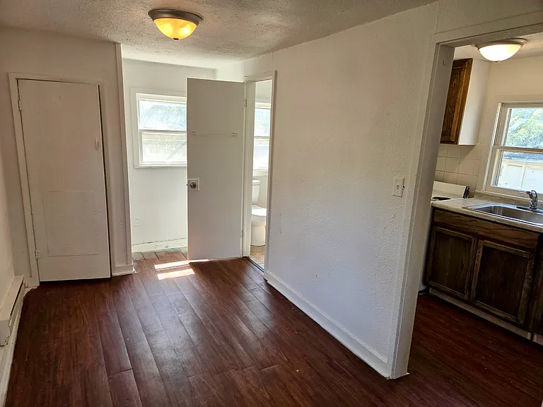 102 1/2 Emerson St — Photo 5