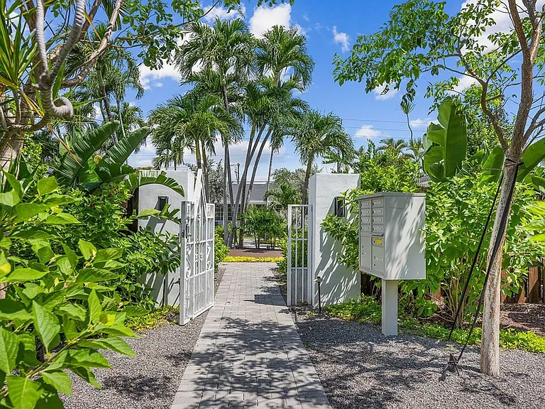 2021 Plunkett St Hollywood, FL 33020 — Photo 21