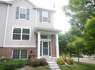 930 Ledgestone Dr, Mahtomedi, MN 55115