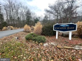 30 Parkside Dr, Berkeley Springs, WV 25411