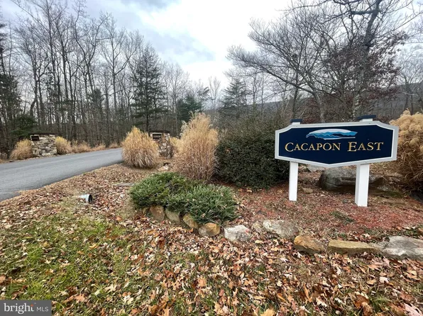 30 Parkside Dr, Berkeley Springs, WV 25411