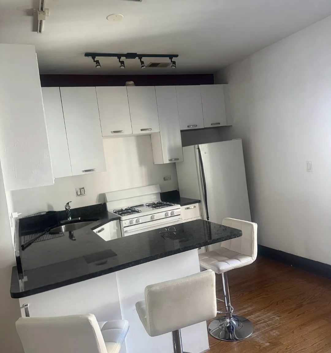 2 bed, 900 sqft, $1,695 — Photo 3