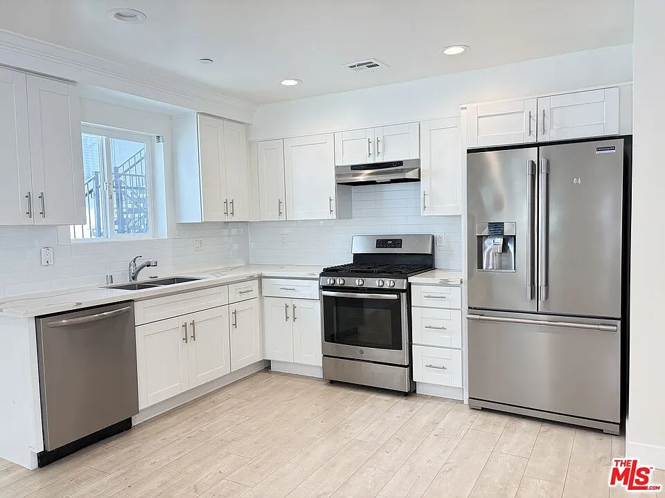 3 bed, 3.0 bath, 1400 sqft, $3,150 — Photo 2