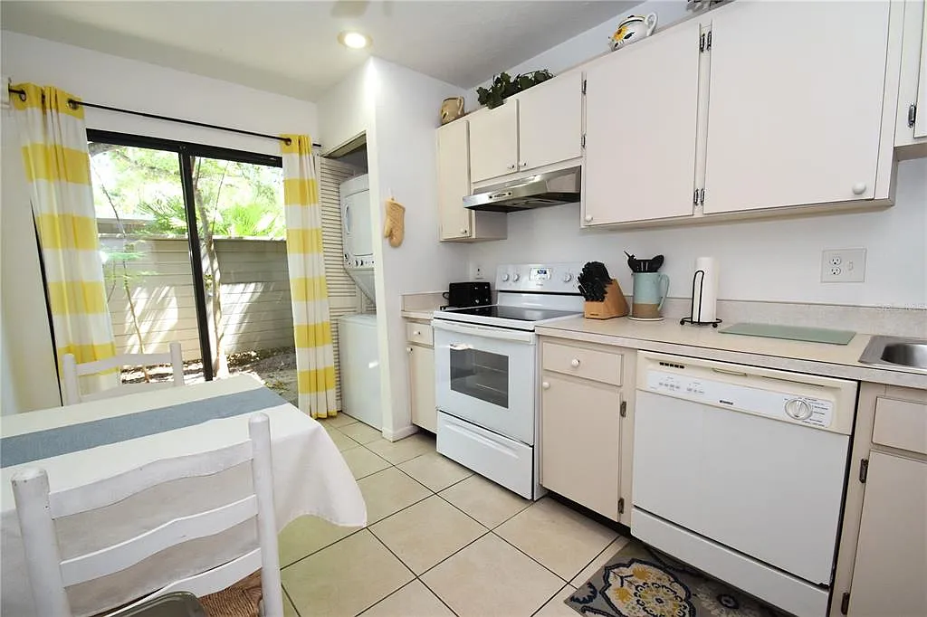 2 bed, 2.0 bath, 1211 sqft, $2,000 — Photo 2