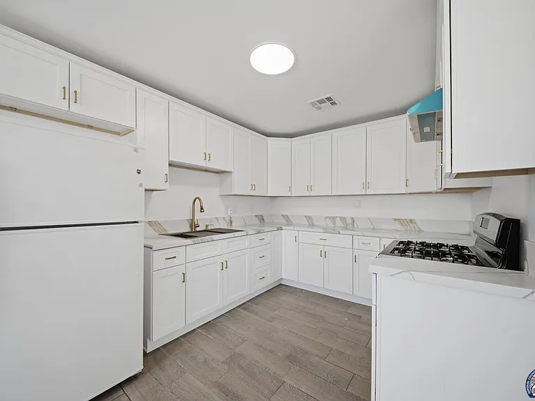 1077 Wozencraft St — Photo 14
