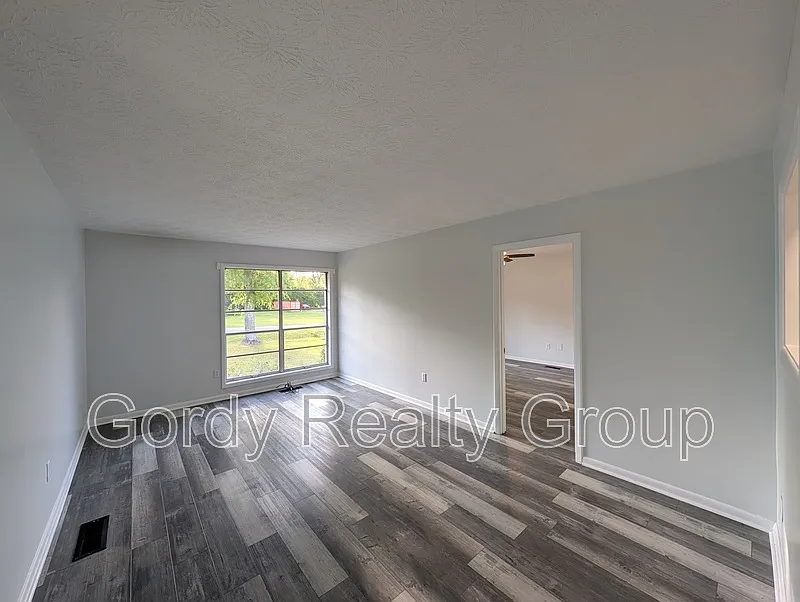 4 bed, 2.0 bath, 1874 sqft, $1,645 — Photo 2