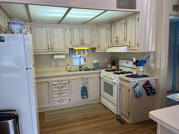 5th image of 144 Lake Dr #144