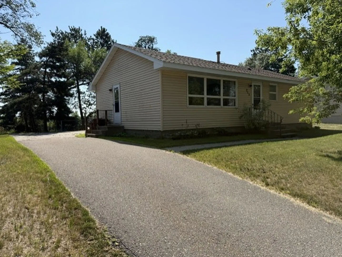 3 BR, 1 bath, fenced in back yard — Photo 2