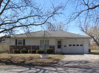 15 Prairie Ave, Carthage, IL 62321