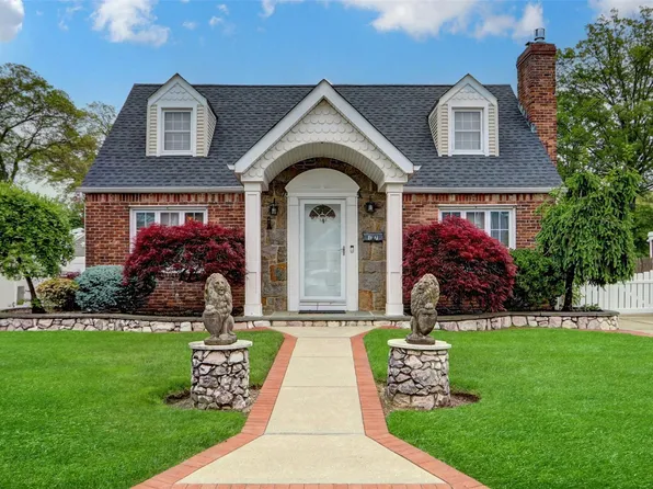 17 Cedar Drive, Farmingdale, NY 11735