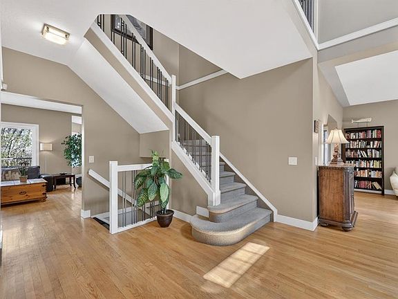 5th image of 222 SW Diamond Dr SE