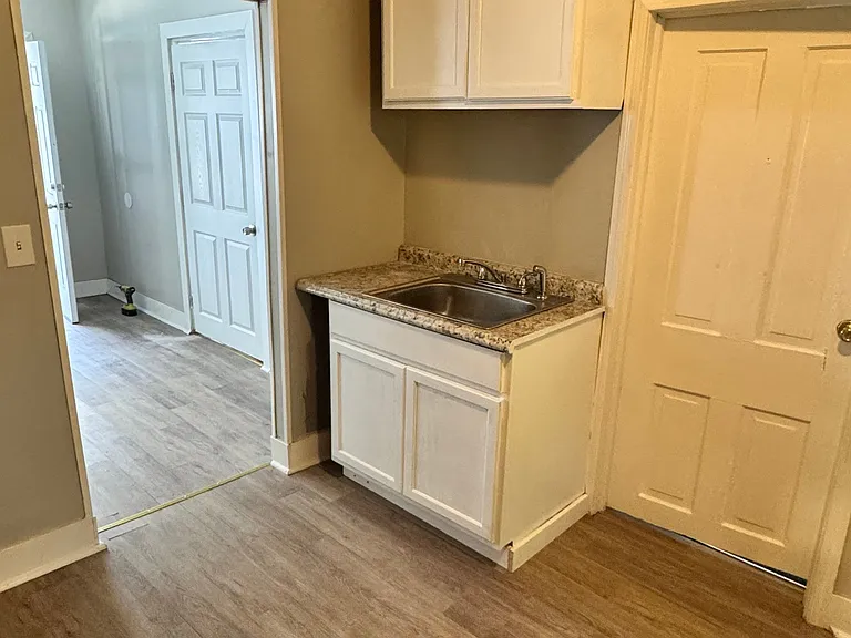 2 bed, 1.0 bath, $1,300 — Photo 2