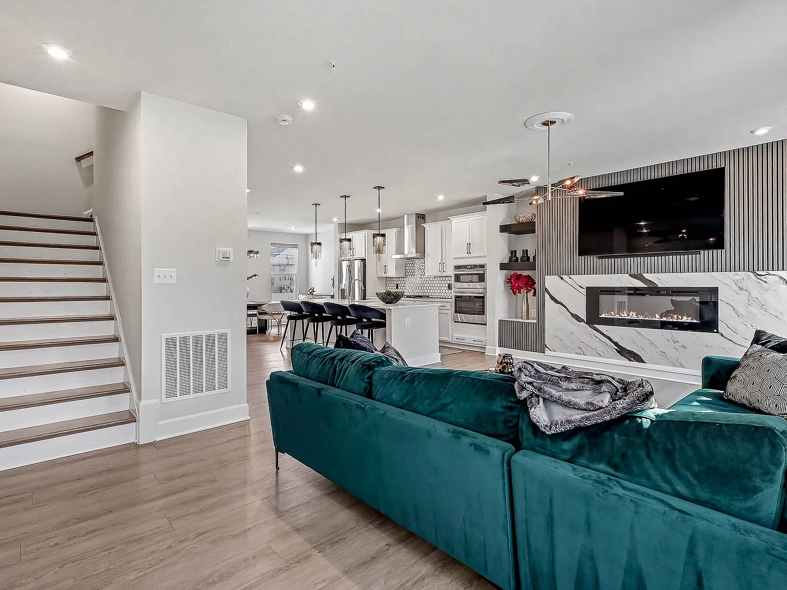 4 bed, 2880 sqft, $4,500 — Photo 4