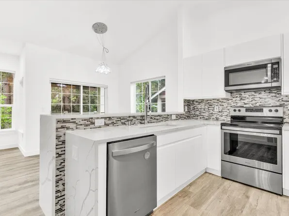 18579 NE 57th St, Redmond, WA