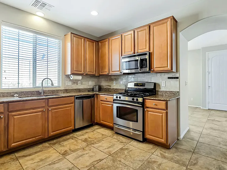 2942 N Evergreen St — Photo 9