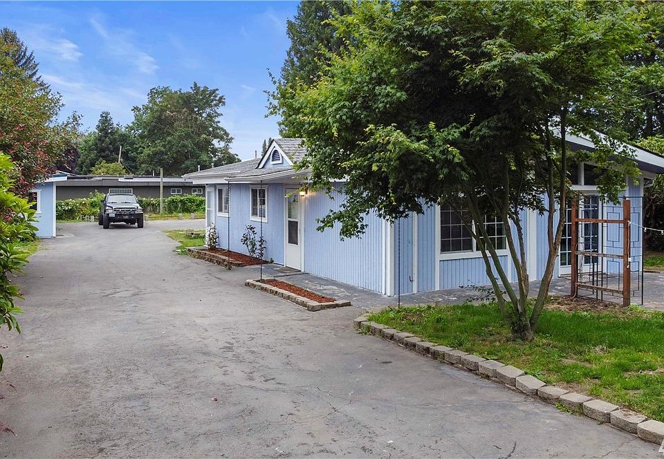 Enjoy the private park like setting yard. 
