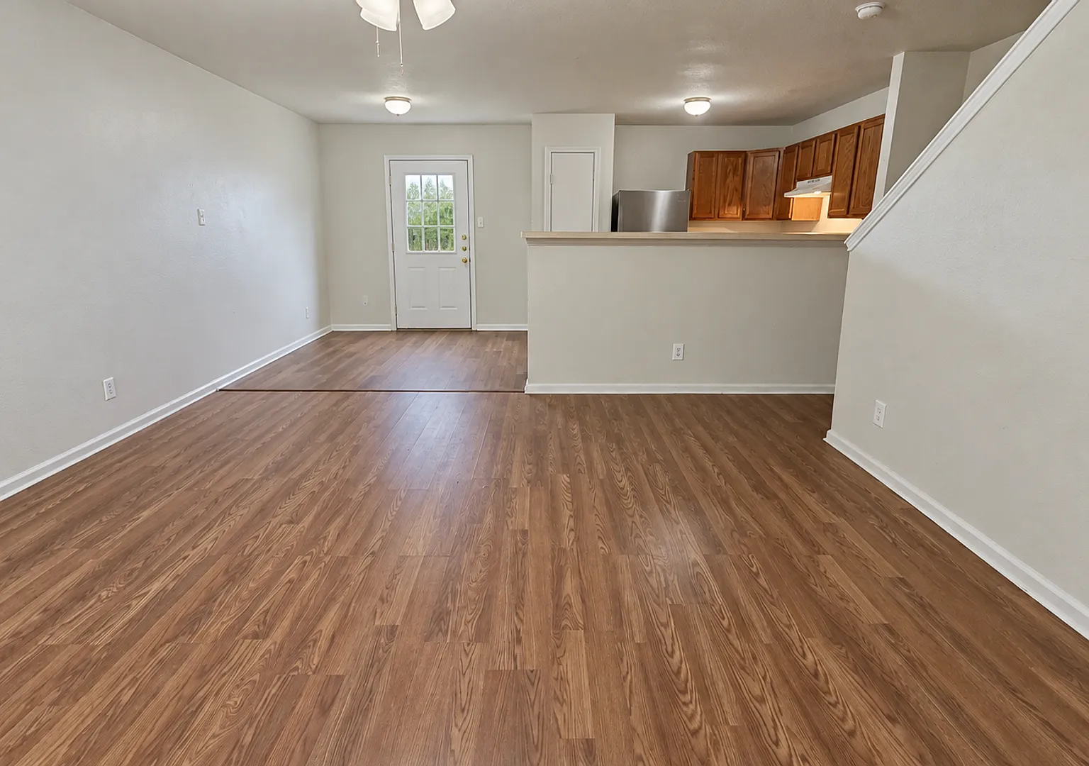 3 Bedroom Townhome with Large Backyard and Garage — Photo 4