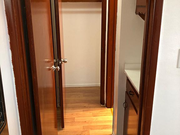 4th image of 5832 Camerford Ave #1/2