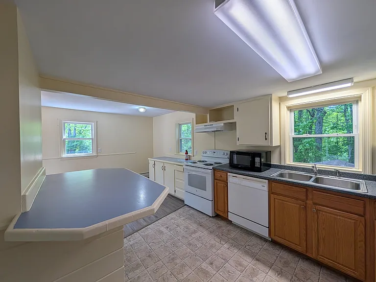 22 Jenny Ln — Photo 3