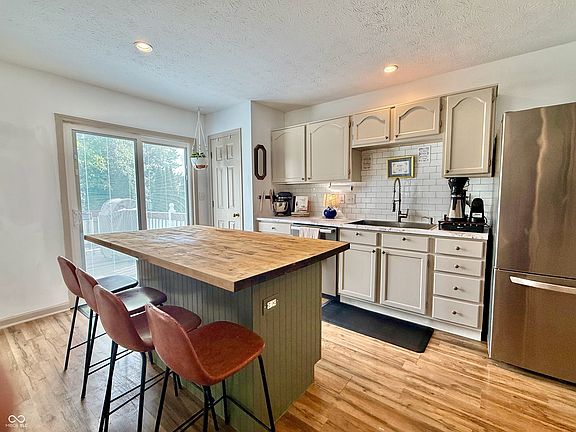 2nd image of 941 Windsor Ln