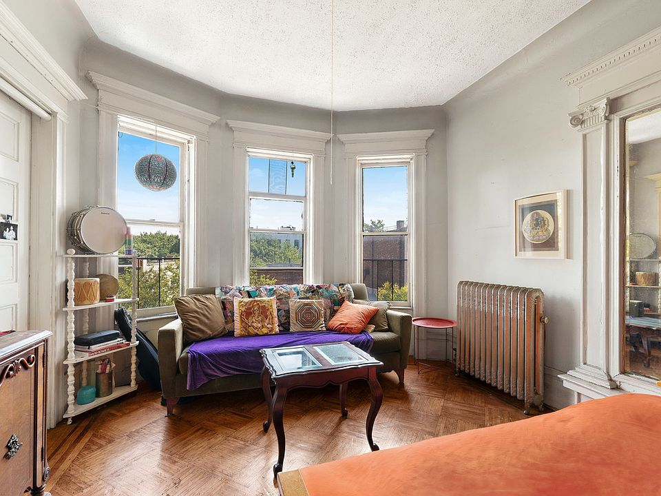 1st image of 220 Saint James Pl