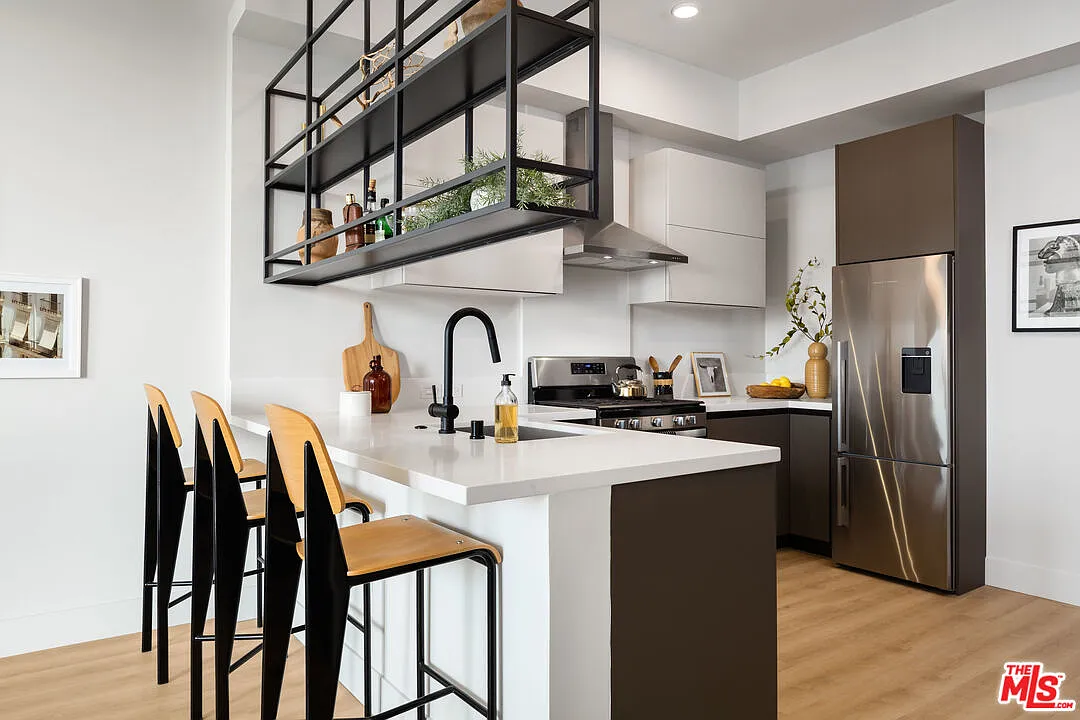 1 bed, 1.0 bath, 689 sqft, $3,595 — Photo 2