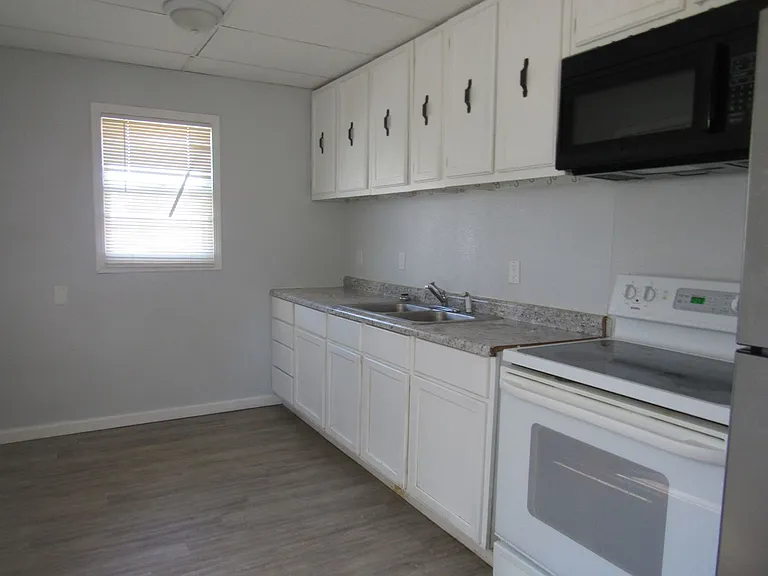 2 Bed 1 Bath in Triplex — Photo 8