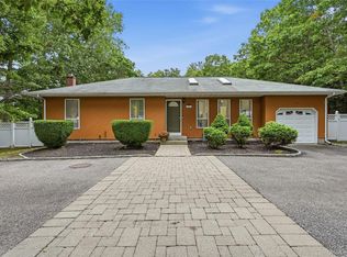 16 Georgann Rd, Manorville, NY 11949