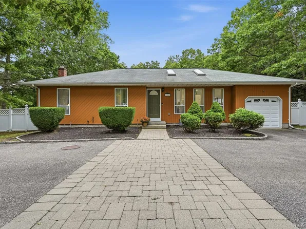 16 Georgann Road, Manorville, NY 11949