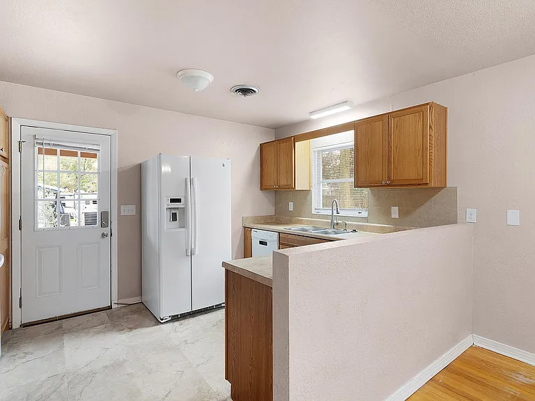 902 NE 17th Ter — Photo 10