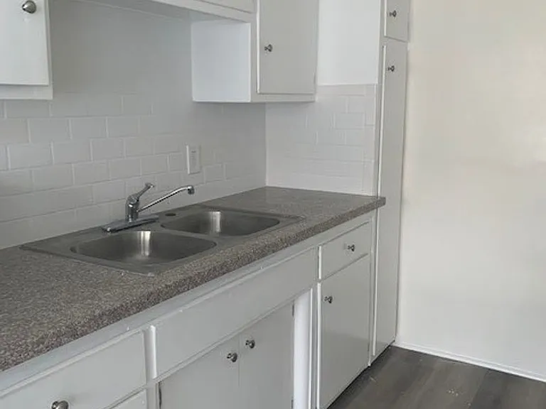 327 S Alexandria Ave — Photo 15