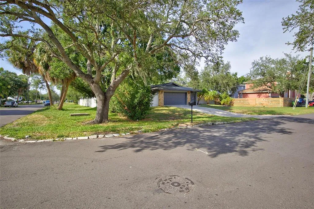 3 bed, 2.0 bath, 1592 sqft, $3,800 — Photo 2